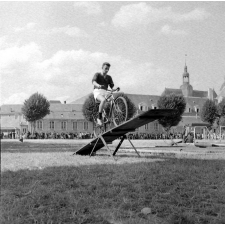 Prytanée de La Flèche : spectacle sportif : un circuit à vélo, avec obstacles : la foule en arrière-plan