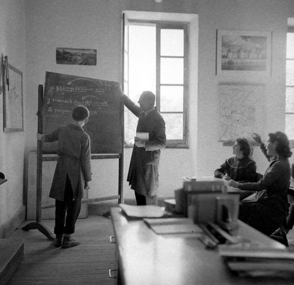Ecole primaire : Instituteur pendant un cours de grammaire