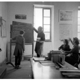 Ecole primaire : Instituteur pendant un cours de grammaire