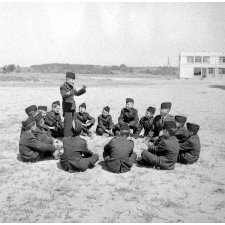 Prytanée de La Flèche : jeux de mime : un élève au centre d'un groupe d'une quinzaine assis en demi-cercle