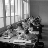Collège d'enseignement technique pour jeunes filles. La lecture dans la classe.