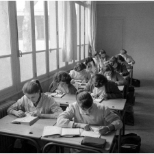 Collège d'enseignement technique pour jeunes filles. La lecture dans la classe.