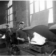 Lycée technique d'Etat : la section forge. Le chauffage de la pièce au feu de forge.