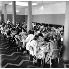 Lycée de Saint-Lô : le réfectoire des filles à l'heure du déjeuner.