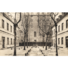 Clermont (Oise) - Ecole de Préservation pour jeunes Filles - Grande Cour - Côté Ouest du vieux Château.