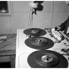 Enseignement audio-visuel. Des platines d'enregistrement.