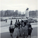 Colonie de vacances à Chaillot : un groupe d'écoliers encadré par des adultes, dans la rue, près du Palais de Chaillot