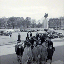 Colonie de vacances à Chaillot : un groupe d'écoliers encadré par des adultes, dans la rue, près du Palais de Chaillot