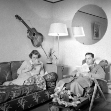Crucey : le logement d'un couple d'instituteurs de campagne (l'activité de détente : la lecture)