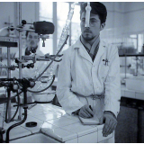 Collège-lycée d'Arsonval : utilisation d'un distillateur.