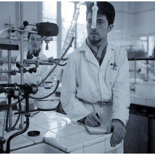Collège-lycée d'Arsonval : utilisation d'un distillateur.