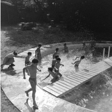Œuvre de protection des enfants juifs : Bassin : Jeux d'eau