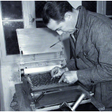 Centre d'éducation spécialisée de Lestrade : le typographe compose les textes utilisables par les déficients visuels.