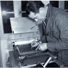 Centre d'éducation spécialisée de Lestrade : le typographe compose les textes utilisables par les déficients visuels.