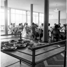 Lycée Le Verrier : le réfectoire des filles à l'heure du déjeuner.