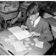 Coopératives scolaires : école Ferdinand Buisson de Vélizy, collection de timbres
