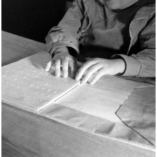 Institut départemental des Aveugles de la Seine (Ecole Braille).
L'enseignement destiné aux aveugles. L'apprentissage de la lecture en braille.