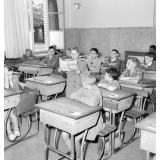 Coopératives scolaires : école primaire de Vélizy, lecture du journal 