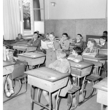 Coopératives scolaires : école primaire de Vélizy, lecture du journal 