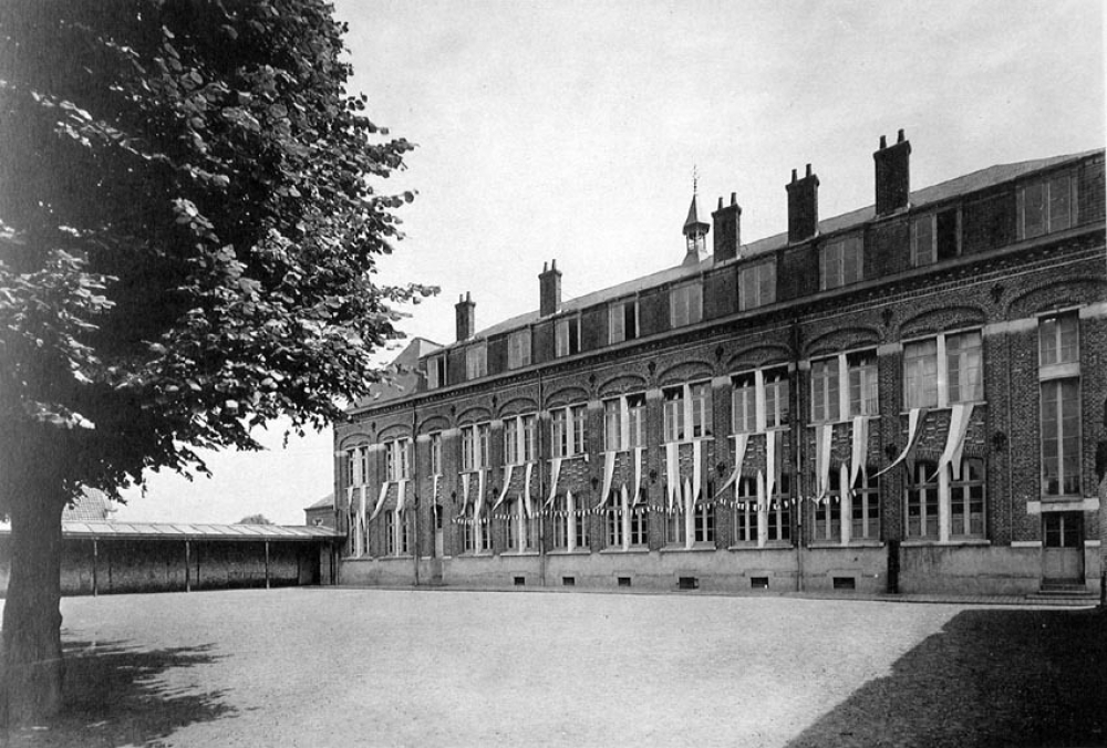 Institution du Sacré Coeur. (Ecole Louis Blanquart). Estaires.