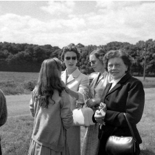 Crucey : L'institutrice en compagnie d'habitantes du village