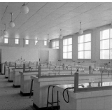 Architecture scolaire Abraham, Ecole nationale d'enseignement technique : une salle de classe. Les paillasses en salle de sciences.