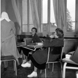 Collège d'enseignement technique pour jeunes filles. Deux enseignantes dans la salle des professeurs.