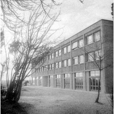 Ecole de plein air : le bâtiment principal du Centre de formation des professeurs d'école : vue de la façade depuis le parc
