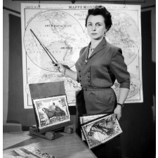 Télévision scolaire : institutrice montrant, à l'aide d'une règle, une mappemonde