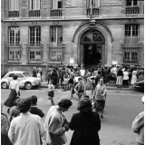Rentrée scolaire, 1956 : élèves et parents dans la rue