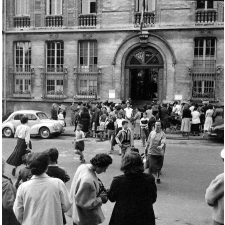 Rentrée scolaire, 1956 : élèves et parents dans la rue
