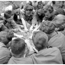Prytanée de La Flèche : loisirs : une dizaine d'élèves pratiquent un jeu dans l'herbe