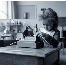Ecole maternelle de Meudon : l'apprentissage de la couture (machine à coudre pour enfants, Elva).