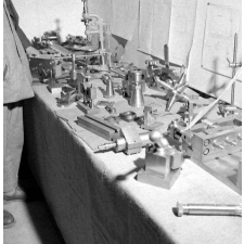 Mairie du XIVe arrondissement : exposition de travaux d'élèves. Présentation de pièces chromées.