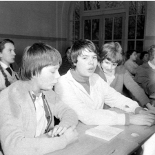 Collège d'enseignement technique pour jeunes filles. Des élèves pendant un cours de musique et chant.