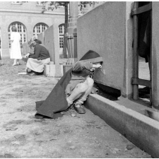 Institut départemental des Aveugles de la Seine (Ecole Braille).
L'enseignement destiné aux aveugles. Des élèves dans la cour.