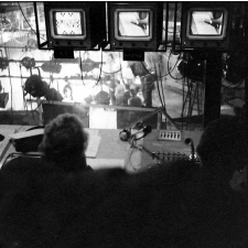 Enseignement audiovisuel : le plateau d'enregistrement d'une émission. La régie.