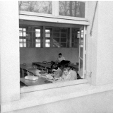 Lycée-pilote mixte de Montgeron. Trois élèves en salle d'étude.