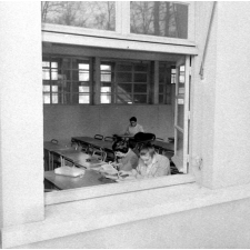 Lycée-pilote mixte de Montgeron. Trois élèves en salle d'étude.