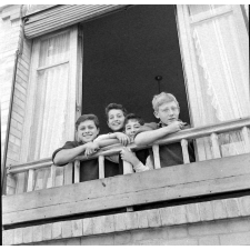 Oeuvre de protection des Enfants juifs : 4 garçons à une fenêtre