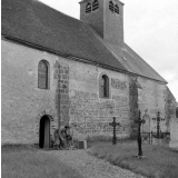Crucey : L'instituteur, devant l'église et le cimetière, branche micro et haut-parleur