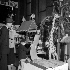 Mairie du XIVe arrondissement : exposition de travaux d'élèves. Dessins, animaux et personnages réalisés par des écoles maternelles.