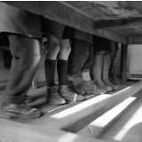 Ecole primaire. Gros plan sur la diversité des chaussures des élèves...