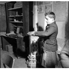 Méthode Freinet : l'apprentissage de l'imprimerie et la réalisation d'un journal scolaire. Un élève écrit un texte sur une ardoise.