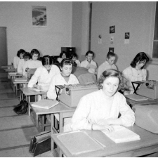 Collège d'enseignement technique pour jeunes filles. Le cours de sténodactylographie, la classe en activité.