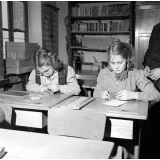Méthode Freinet : l'apprentissage de l'imprimerie et la réalisation d'un journal scolaire. La réalisation des textes et leur vérification avec un miroir.