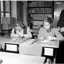 Méthode Freinet : l'apprentissage de l'imprimerie et la réalisation d'un journal scolaire. La réalisation des textes et leur vérification avec un miroir.
