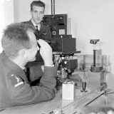 Ecole Nationale Supérieure de Mécanique et Aérotechnique : deux étudiants stagiaires de l'Ecole de l'Air de Salon-de-Provence (13) procèdent à une expérience en atelier (mesure d'une température de flamme).