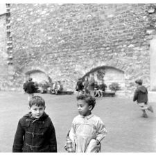 Rentrée scolaire : l'école maternelle de la rue Lamarck. Les élèves dans la cour.
