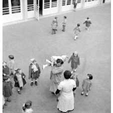 Rentrée scolaire : l'école maternelle de la rue Lamarck. Les élèves dans la cour avec leurs maîtresses.